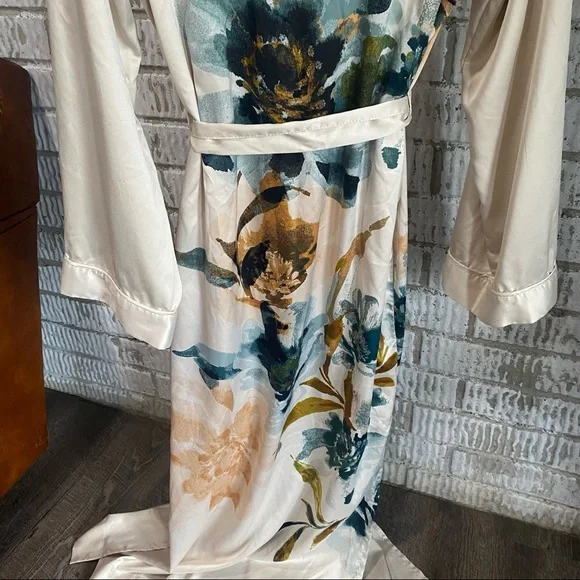 Champagne Satin Robe with Floral Pattern and side slits M/L - Picture 2 of 7